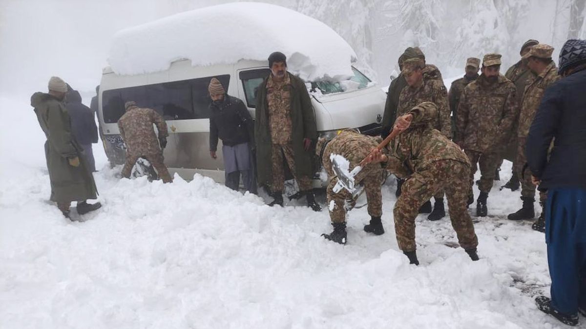 Sněhová bouře uvěznila v Pákistánu stovky turistů v autech, 22 umrzlo